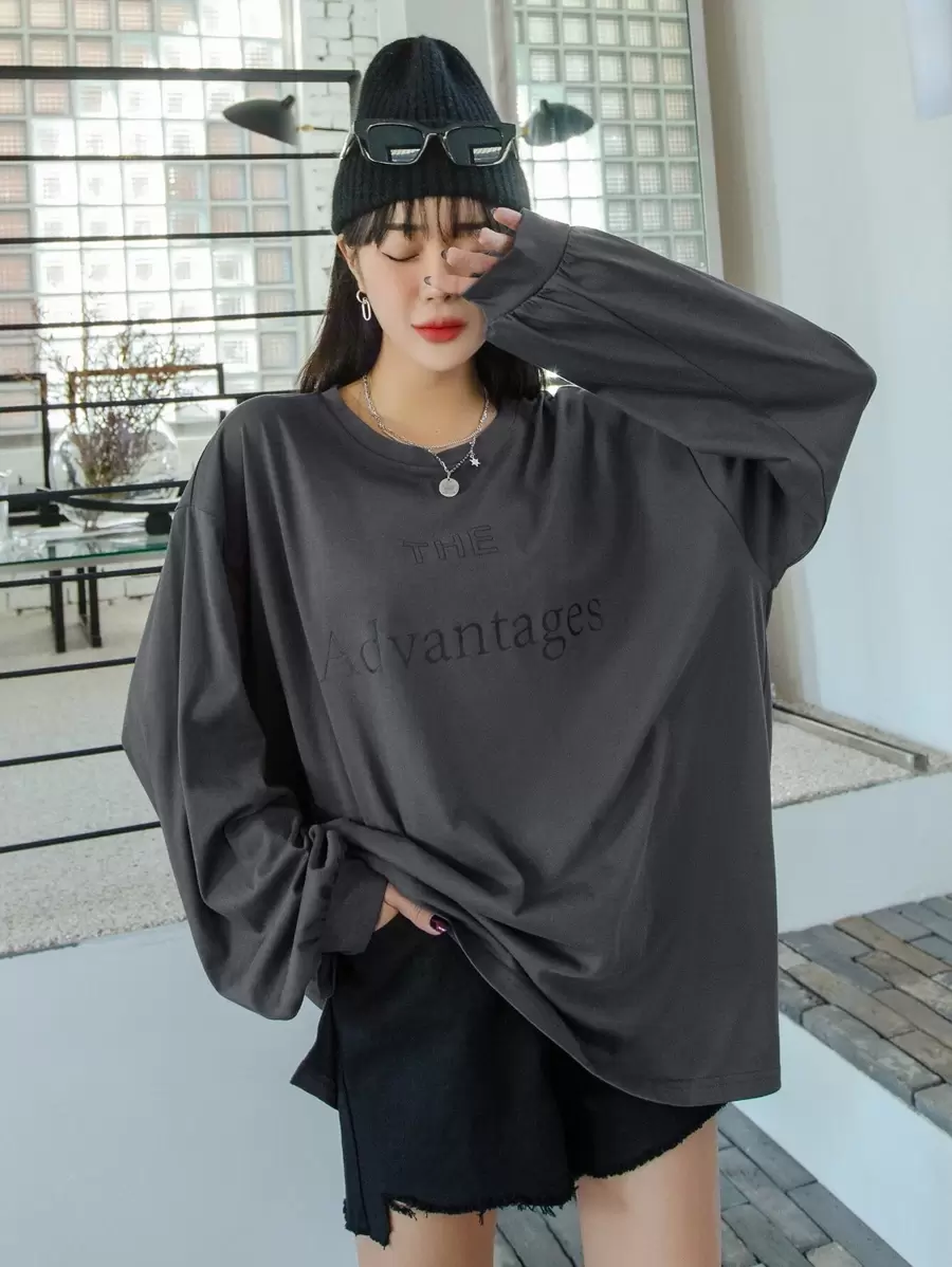 DAZY Áo phông có họa tiết chữ cái xẻ vai trễ vai - Màu xám đen - Xem 1