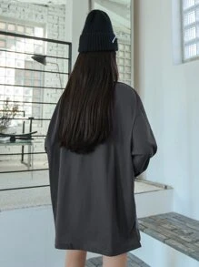 DAZY Áo phông có họa tiết chữ cái xẻ vai trễ vai - Màu xám đen - Xem 2