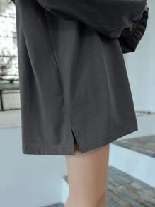 DAZY Áo phông có họa tiết chữ cái xẻ vai trễ vai - Màu xám đen - Xem 4