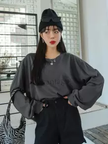 DAZY Áo phông có họa tiết chữ cái xẻ vai trễ vai - Màu xám đen - Xem 6