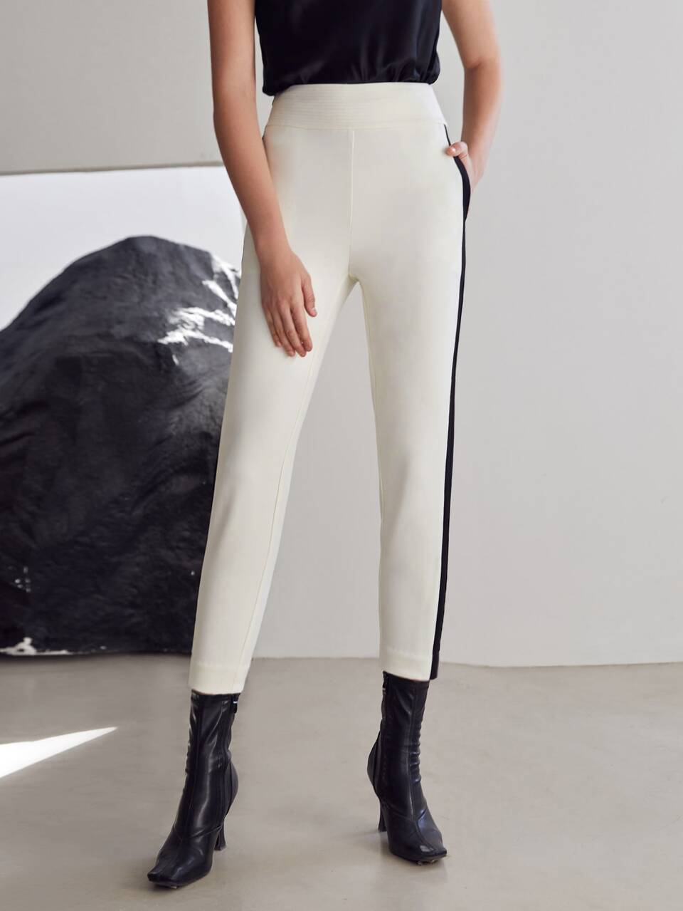 CROPPED SIDE STRIPE PANTS