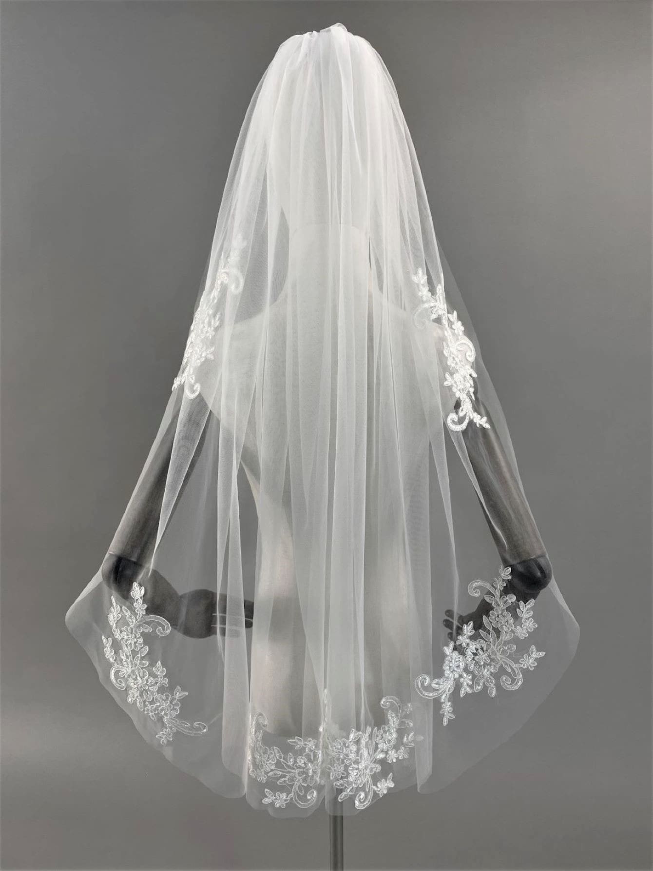 Elegant Bridal Wedding Veil For Wedding Photography - Beige - View 1
