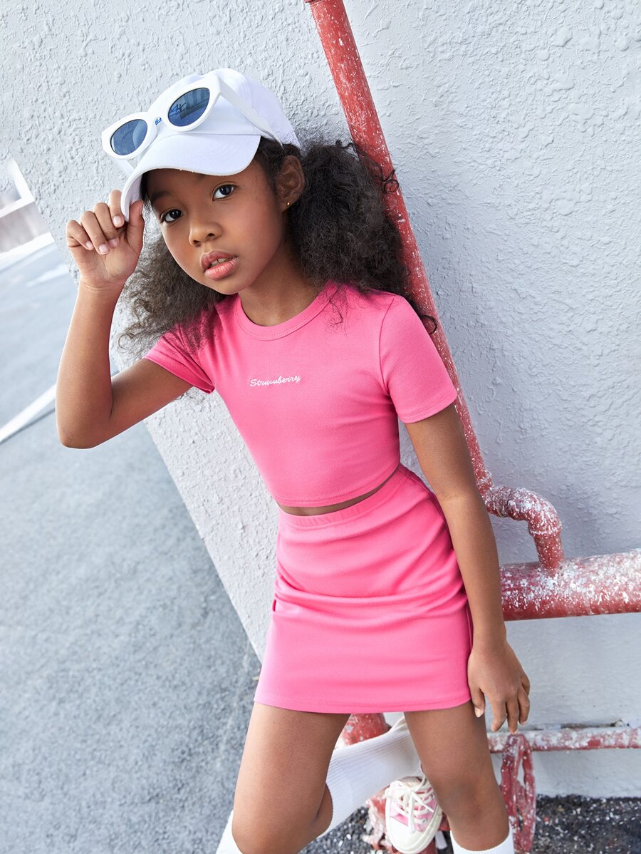 SHEIN 女孩字母刺繡短款T恤和半身裙 - 粉色 - 查看 1