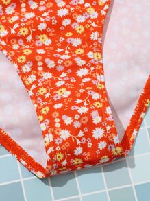 少女碎花比基尼套装 夏日海滩