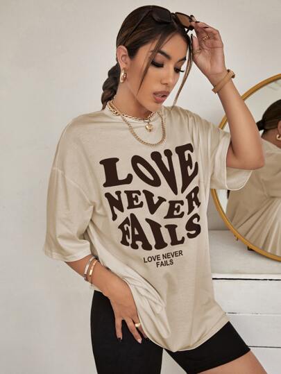 تي شيرت منخفض الكتف وبجرافيك عبارة