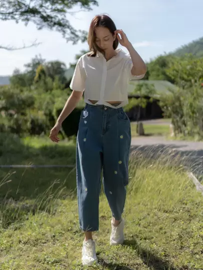 DAZY Kpop กางเกงยีนส์ ทรงมัม ปัก ดอกไม้ ครอป