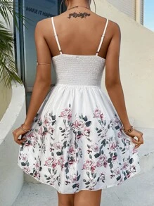 SHEIN VCAY 印花胸部褶皺打褶吊帶連衣裙 - 白色 - 查看 3