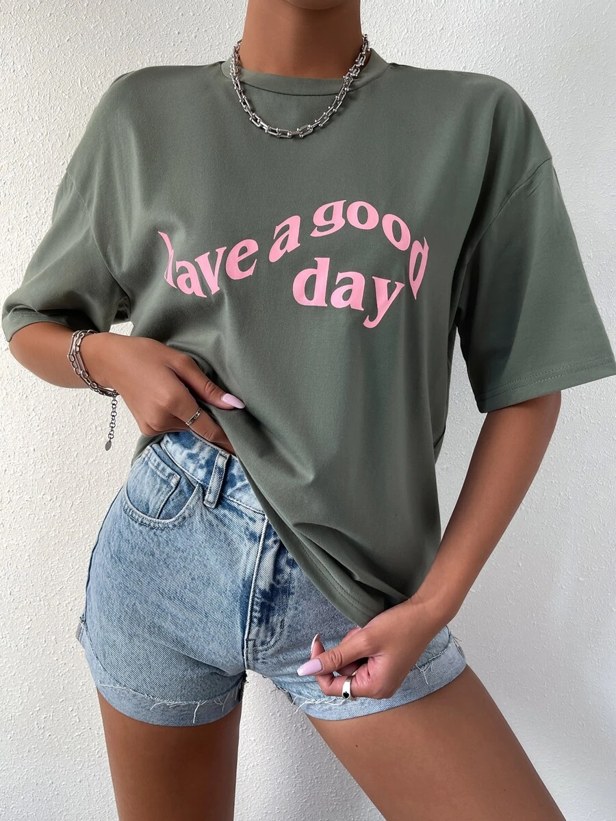 SHEIN MOOSTA Slogan Graphic Drop Vai Tee Chúc Một Ngày Tốt Lành - xanh quân đội - Xem 1
