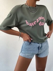 SHEIN MOOSTA Slogan Graphic Drop Vai Tee Chúc Một Ngày Tốt Lành - xanh quân đội - Xem 4