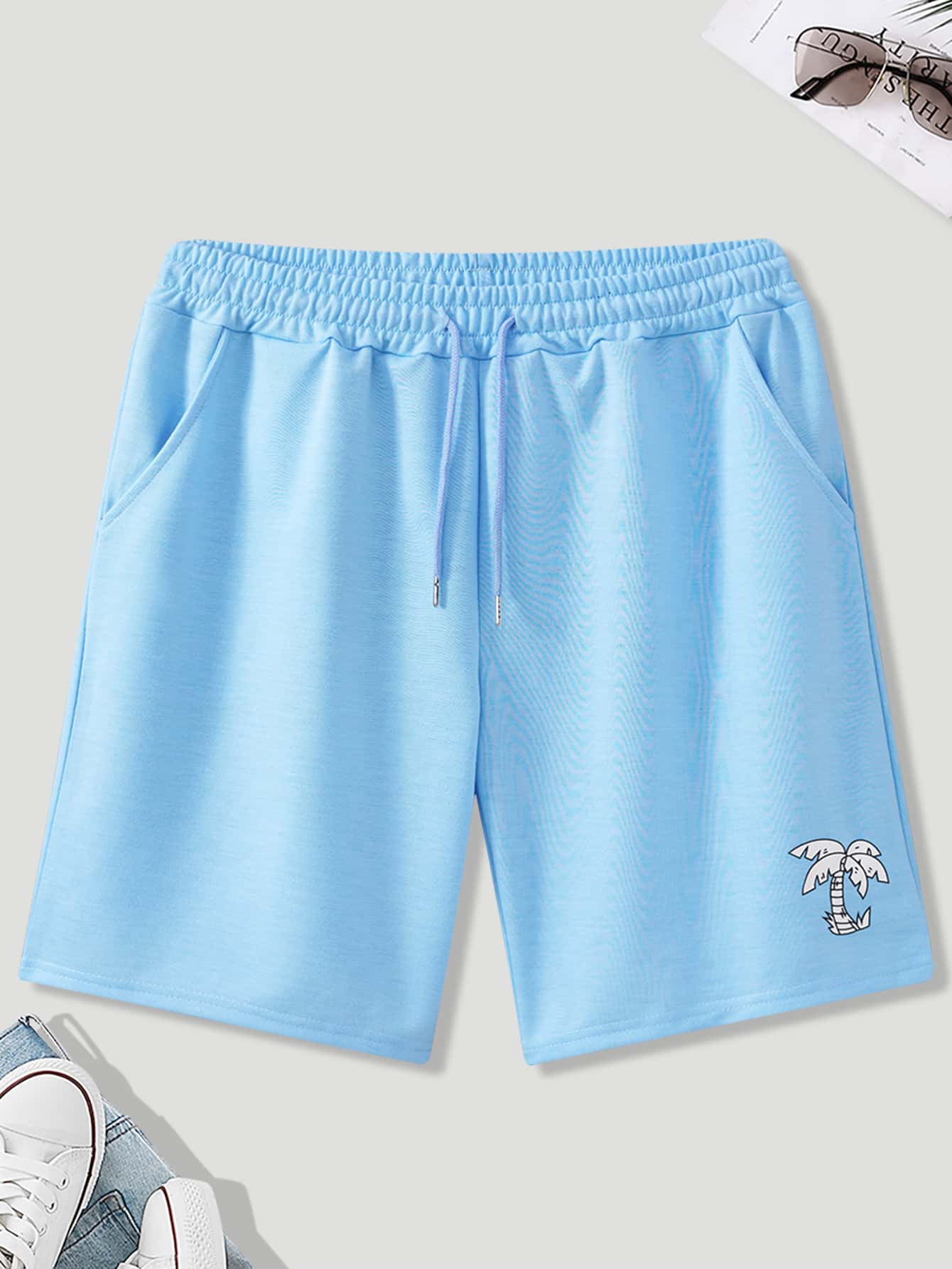 Manfinity Chillmode 男士戲水短褲,寬鬆版型,帶有束口腰帶,印有棕櫚樹圖案 - 淺藍色 - 查看 1
