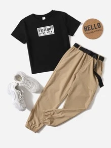 SHEIN 男孩字母圖案T恤和金屬扣環腰帶長褲套裝 - 彩色 - 查看 1