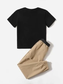 SHEIN 男孩字母圖案T恤和金屬扣環腰帶長褲套裝 - 彩色 - 查看 2