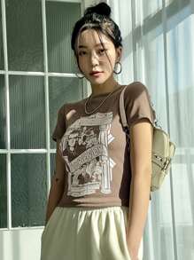 DAZY تي شيرت مطبوع بشعار وشكل رسومي، توب نسائي قصير