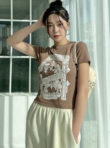 DAZY تي شيرت مطبوع بشعار وشكل رسومي، توب نسائي قصير