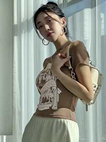 DAZY تي شيرت مطبوع بشعار وشكل رسومي، توب نسائي قصير