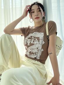 DAZY تي شيرت مطبوع بشعار وشكل رسومي، توب نسائي قصير