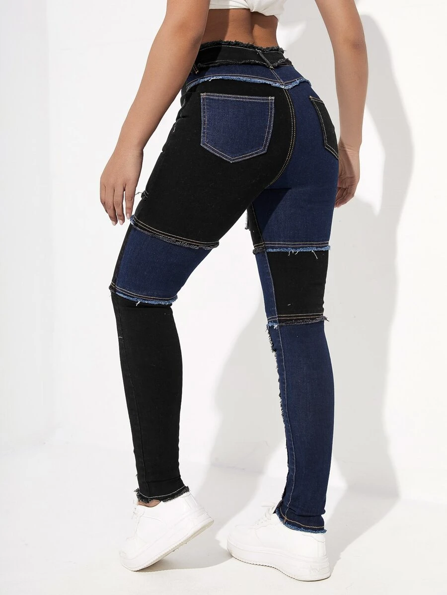 Jeans ajustados de color combinado desgarro bajo crudo