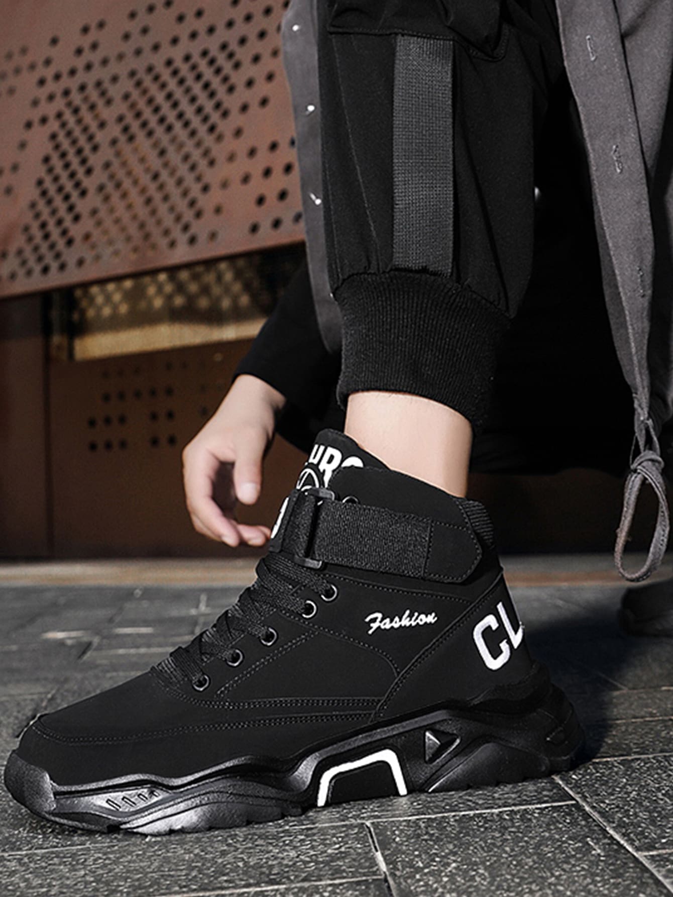 أحذية رياضية رجالية عصرية برسومات جرافيك عالية الج...