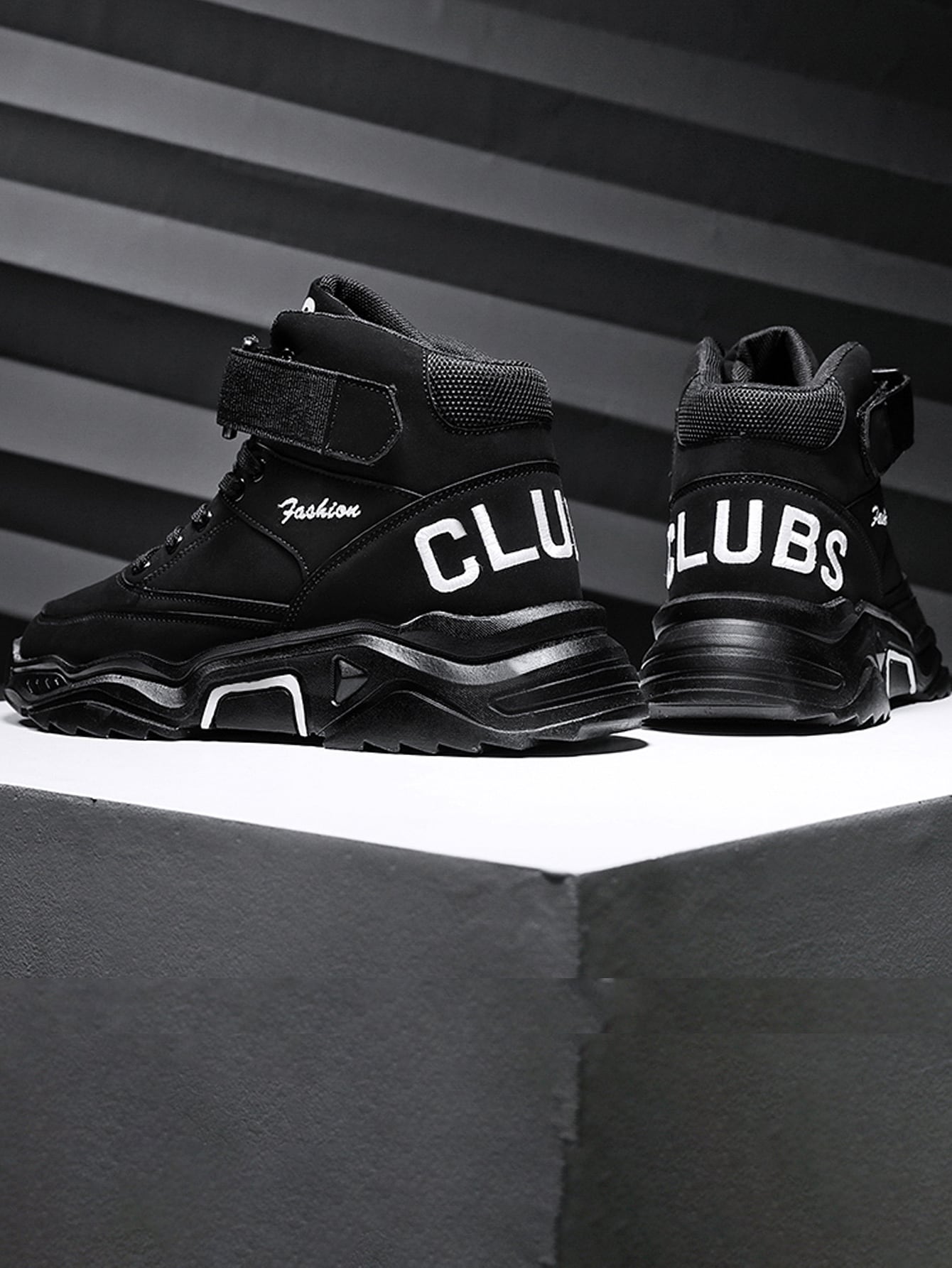 أحذية رياضية رجالية عصرية برسومات جرافيك عالية الج...