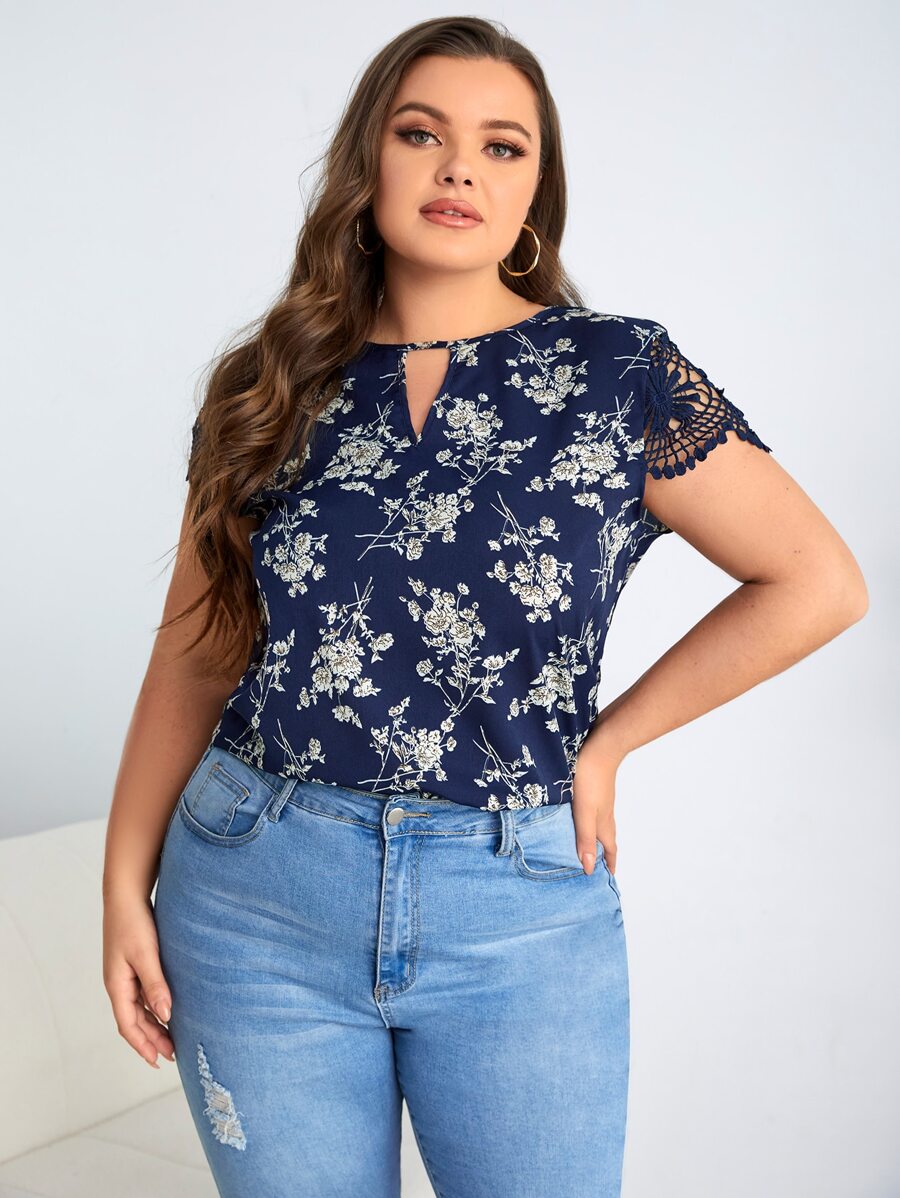 SHEIN Clasi 大碼鎖眼領口花卉圖案上衣 - 彩色 - 查看 1