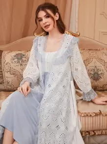 Conjunto de pijama/bata con vestido bordado con ojales de encaje en contraste y bata con ribete de volantes y cinturón