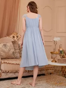 Conjunto de pijama/bata con vestido bordado con ojales de encaje en contraste y bata con ribete de volantes y cinturón