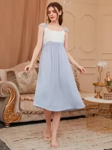 Conjunto de pijama/bata con vestido bordado con ojales de encaje en contraste y bata con ribete de volantes y cinturón