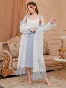 Conjunto de pijama/bata con vestido bordado con ojales de encaje en contraste y bata con ribete de volantes y cinturón