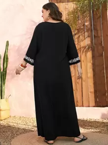 Al Najma Vestido túnica maxi amplio con mangas de trompeta y bordado floral para mujer talla grande - Negro - Ver 2