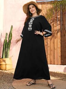 Al Najma Vestido túnica maxi amplio con mangas de trompeta y bordado floral para mujer talla grande - Negro - Ver 4