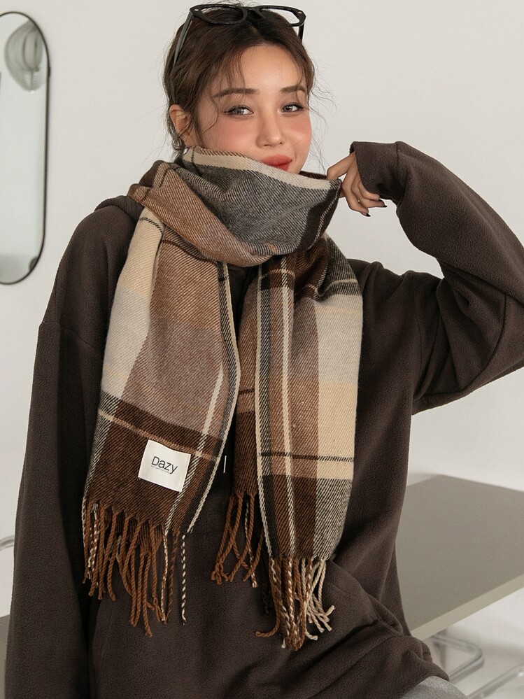 DAZY Pañuelo con estampado de cuadros con diseño de parche de letra ribete con fleco - Multicolor - Añade 5