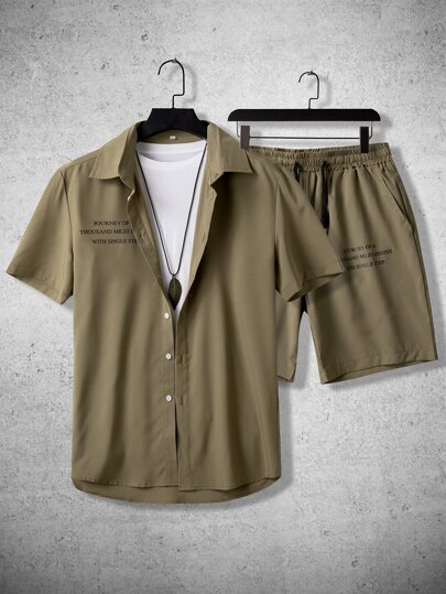 للرجال بطباعة شعار قميص مع رباط خصر بنطلون قصير بدون تي شيرت