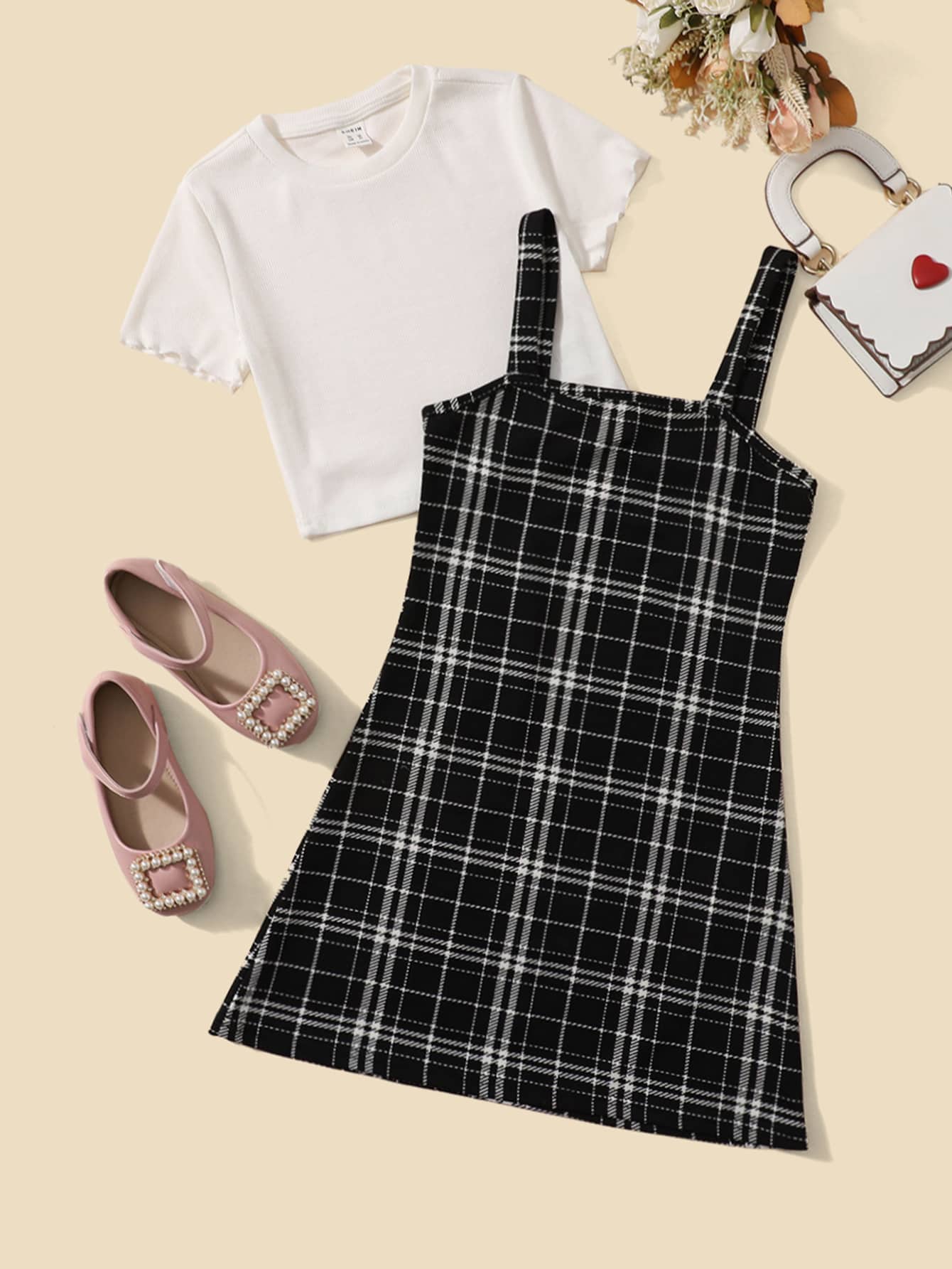 SHEIN 女孩木耳邊T恤和格子圖案背帶洋裝套裝 - 黑與白 - 查看 1