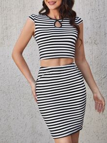 SHEIN Conjunto Falda con camiseta de rayas con abertura - Blanco y Negro - Ver 4