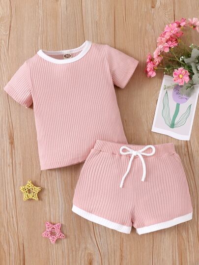 سروال قصير مع تي شيرت محبوك مقوس متباين للبنات الصغار