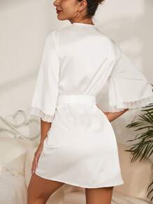 Bata con encaje en contraste de satén con cinturón - Blanco - Ver 2