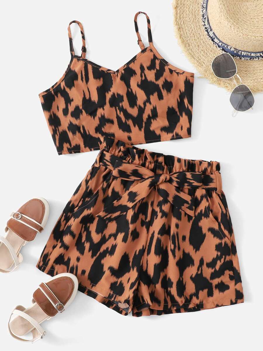 SHEIN 女孩滿版印花吊帶上衣和紙袋腰附腰帶短褲套裝 - 彩色 - 查看 1