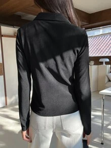 DAZY Áo sơ mi tay dài họa tiết cài nút trơn dành cho nữ - màu đen - Xem 2