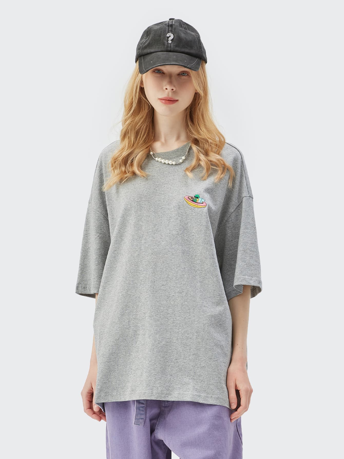 1 pieza Camiseta de hombros caídos con estampado de extraterrestre - Gris Claro - Ver 1