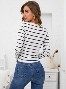 SHEIN Frenchy Camiseta con estampado de rayas con botón - Blanco - Ver 2