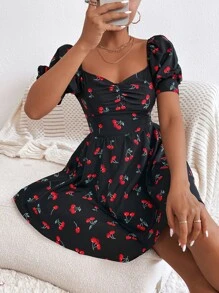 SHEIN PETITE 櫻桃圖案雞心領口褶邊緊身洋裝 - 黑色 - 查看 1
