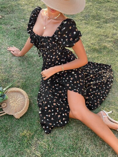 Kleid mit Blume Muster, eckigem Ausschnitt, Rüschen, Puffärmeln, Schlitz