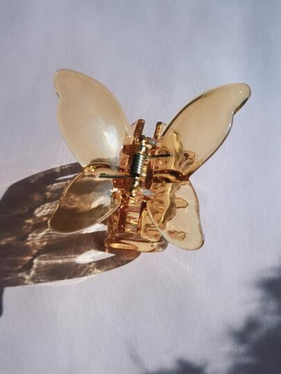 قباضة شعر بتصميم فراشة