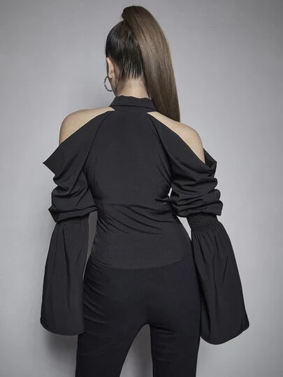 コールドショルダー ベルスリーブ フックアンドアイ プラケット トップス