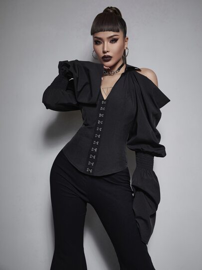 コールドショルダー ベルスリーブ フックアンドアイ プラケット トップス