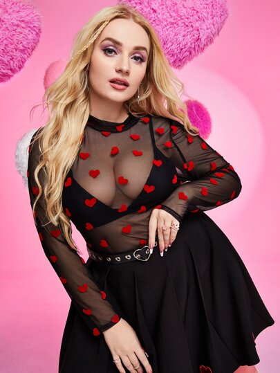 Top de cuello alto con estampado de corazón de malla sin sujetador