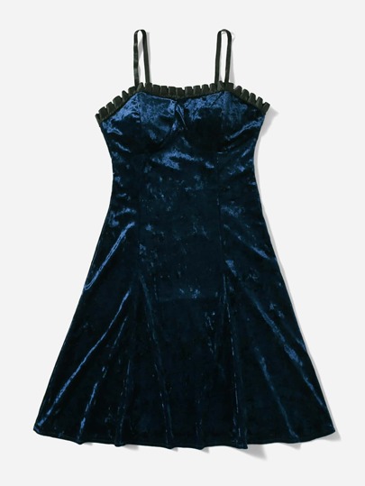 Robe à fines brides en velours à fronces