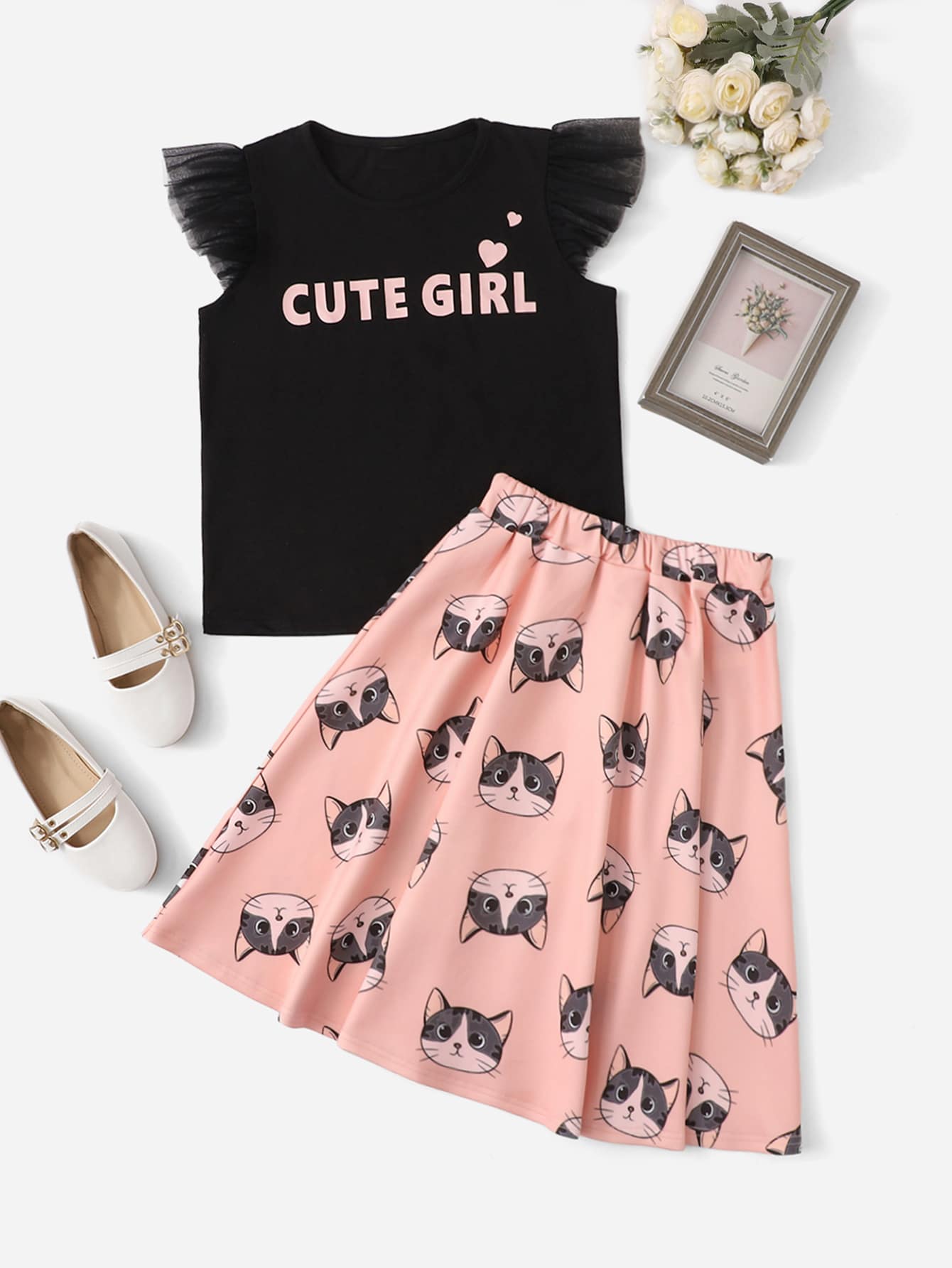 SHEIN 女孩字母圖案荷葉邊上衣和裙子