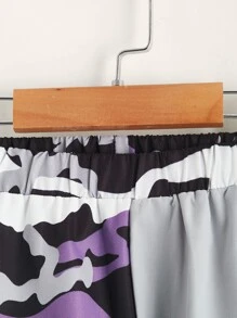 SHEIN 男孩翻蓋口袋迷彩印花長褲 - 彩色 - 查看 3