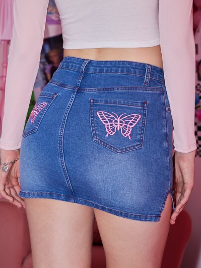 Falda en mezclilla con bordado de mariposa bajo con abertura